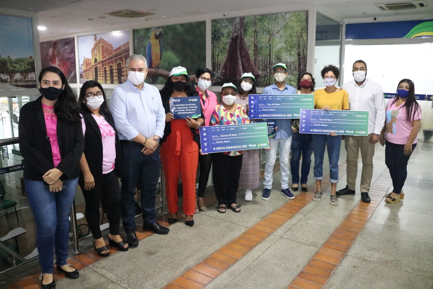 O Governo do Amazonas realizou a entrega do cheque simbólico para cinco microempreendedores contemplados pelo crédito emergencial.