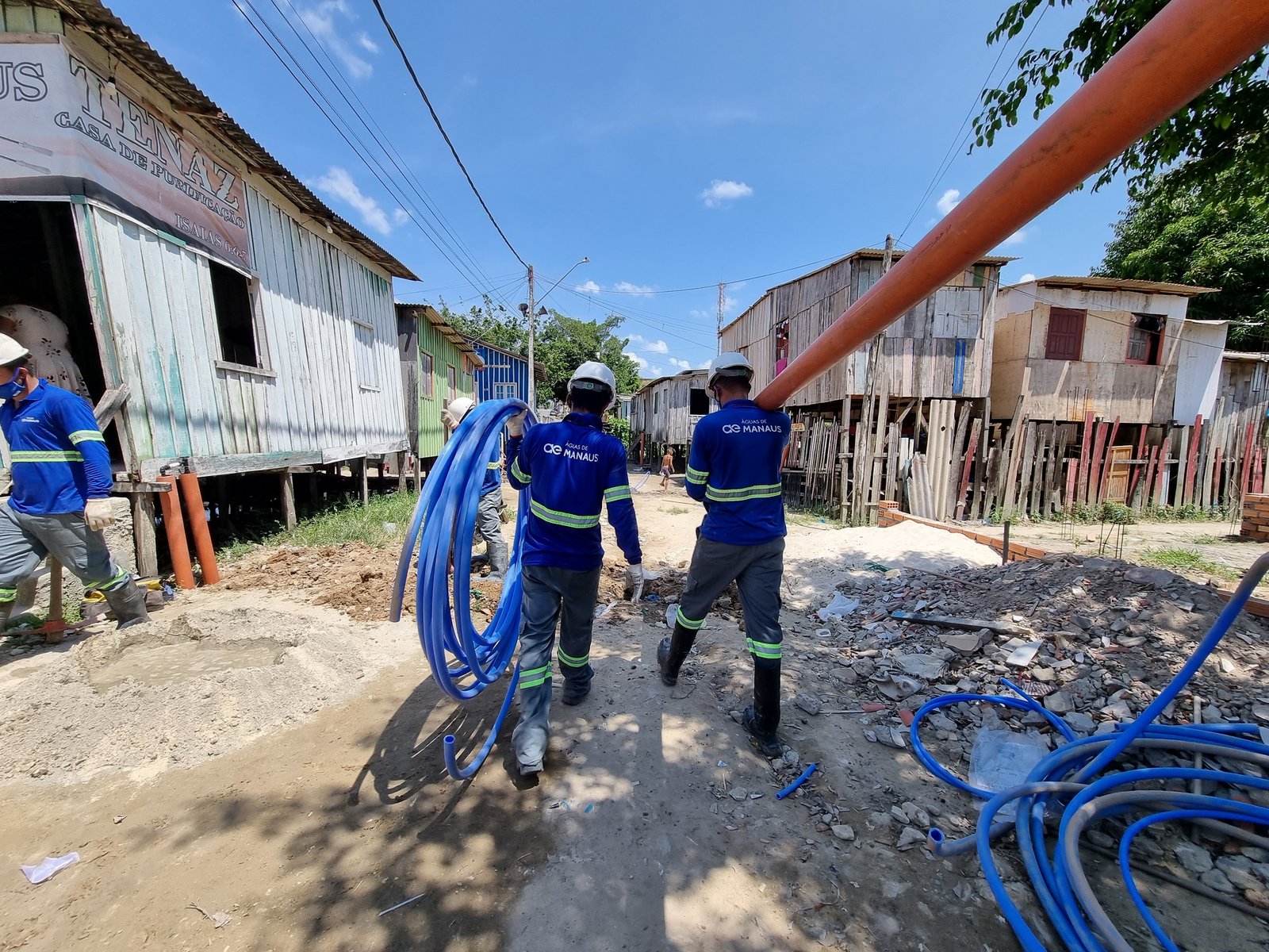 A concessionária Águas de Manaus desenvolve um trabalho voltado para levar água tratada até essas algumas comunidades.