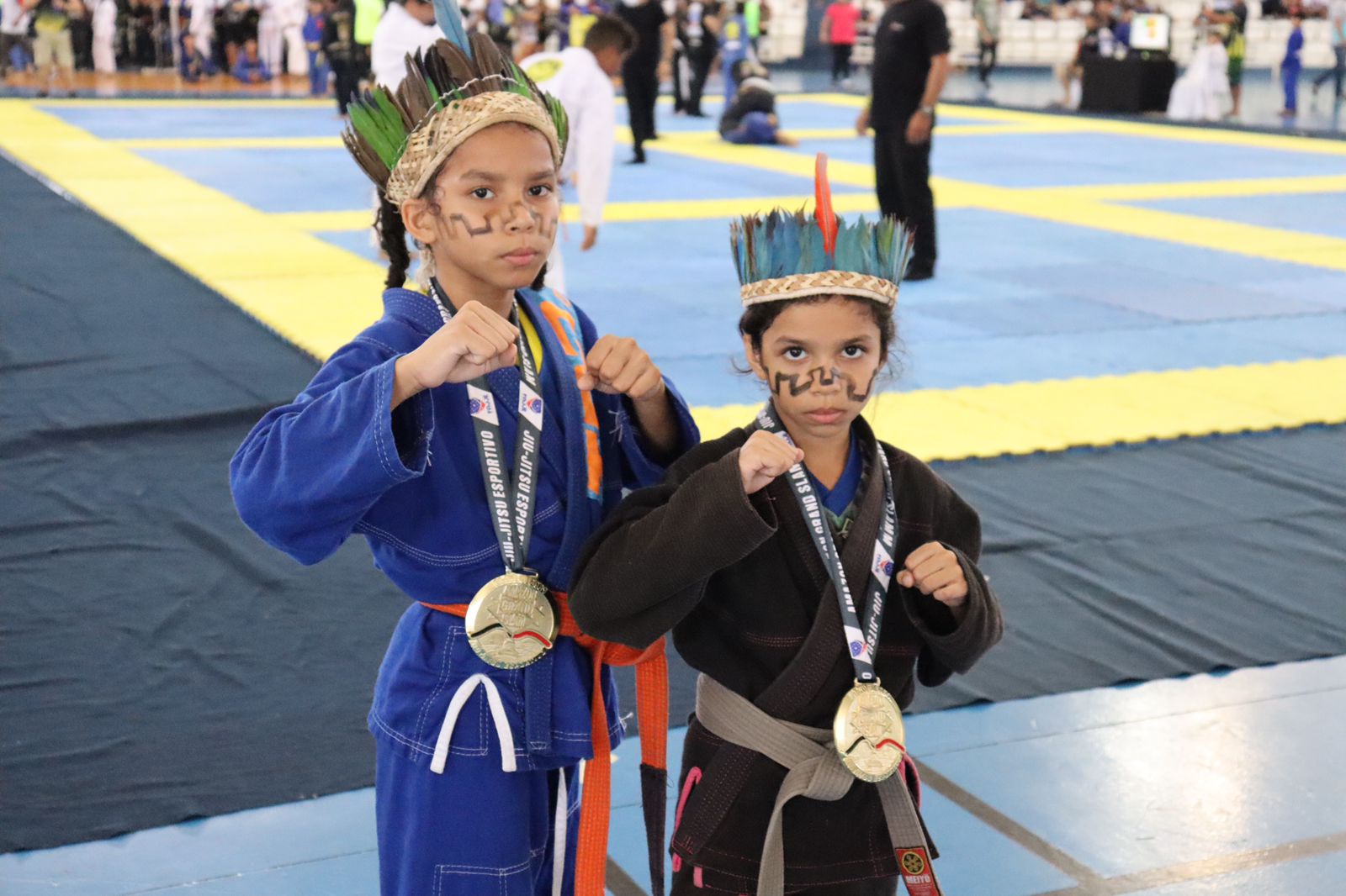 As irmãs indígenas da etnia Kokama, Ana Izabele, 10, e Ana Isabel, 8, tornam-se campeãs no Campeonato Amazon Gran Slam Jiu-jitsu Gi e NoGi.