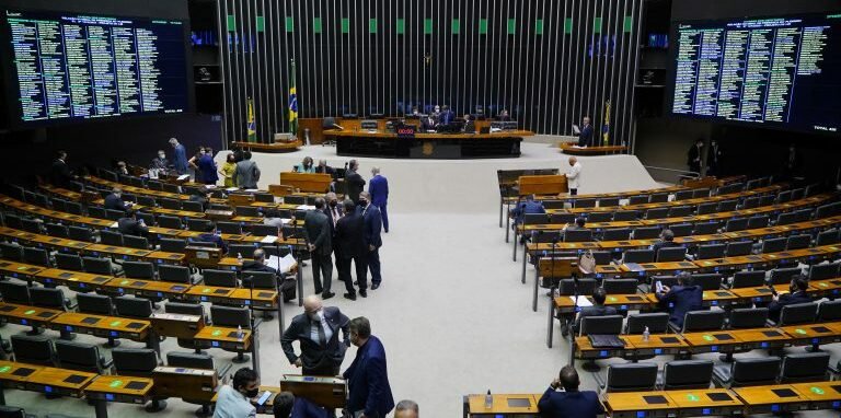 A PEC dos Precatórios foi aprovada, na madrugada desta quinta-feira (4), no plenário da Câmara dos Deputados por 312 votos a 144.