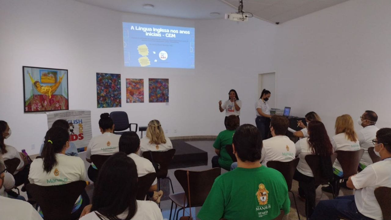 A Prefeitura beneficia aproximadamente 12 mil alunos, de 32 escolas da rede municipal de ensino, por meio do projeto “English For Kids”.