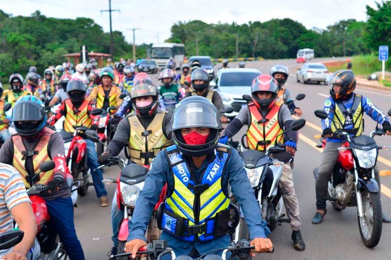 Dois mil taxistas, três mil mototaxistas e 3 mil motoboys vão ganhar pneus novos de graça.