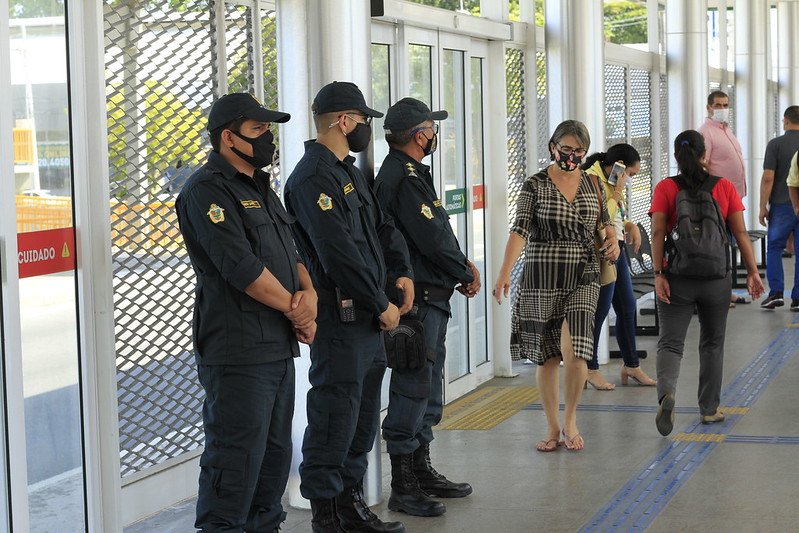 Guardas municipais de Manaus poderão portar arma de fogo em eventos, mesmo fora de serviço, mas terão que obedecer regras.