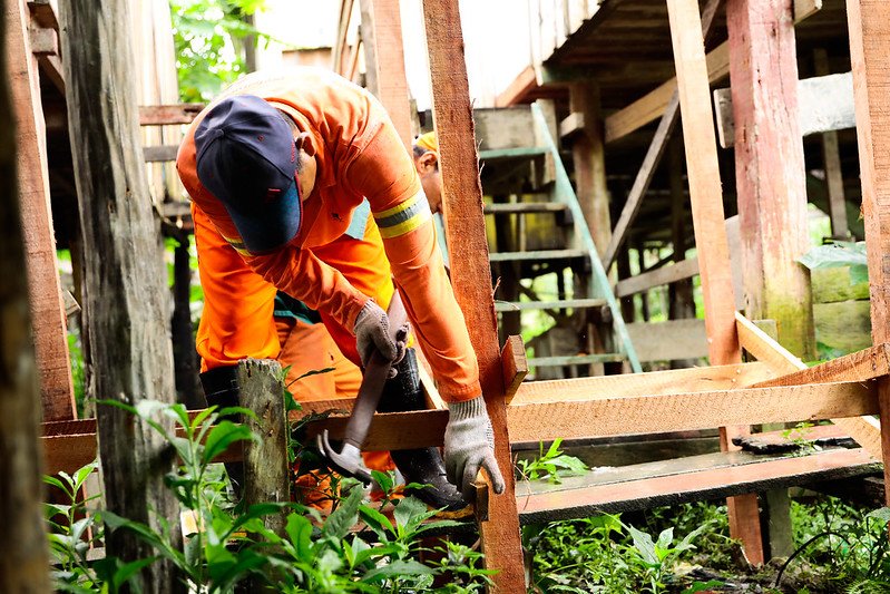 A Prefeitura de Manaus se antecipou ao período de alagação e iniciou a construção de pontes provisórias nos 19 bairros afetados pela cheia.