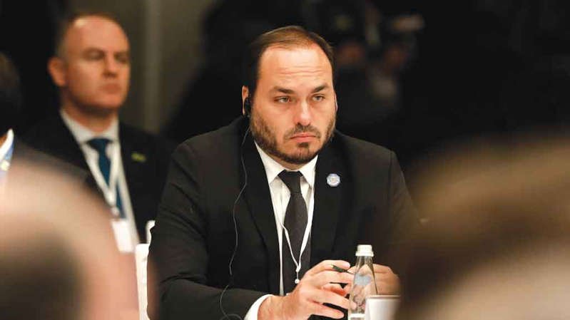 Carlos Bolsonaro, filho do presidente Jair Bolsonaro , decidiu processar o comediante Fábio Porchat por uma postagem em redes sociais.