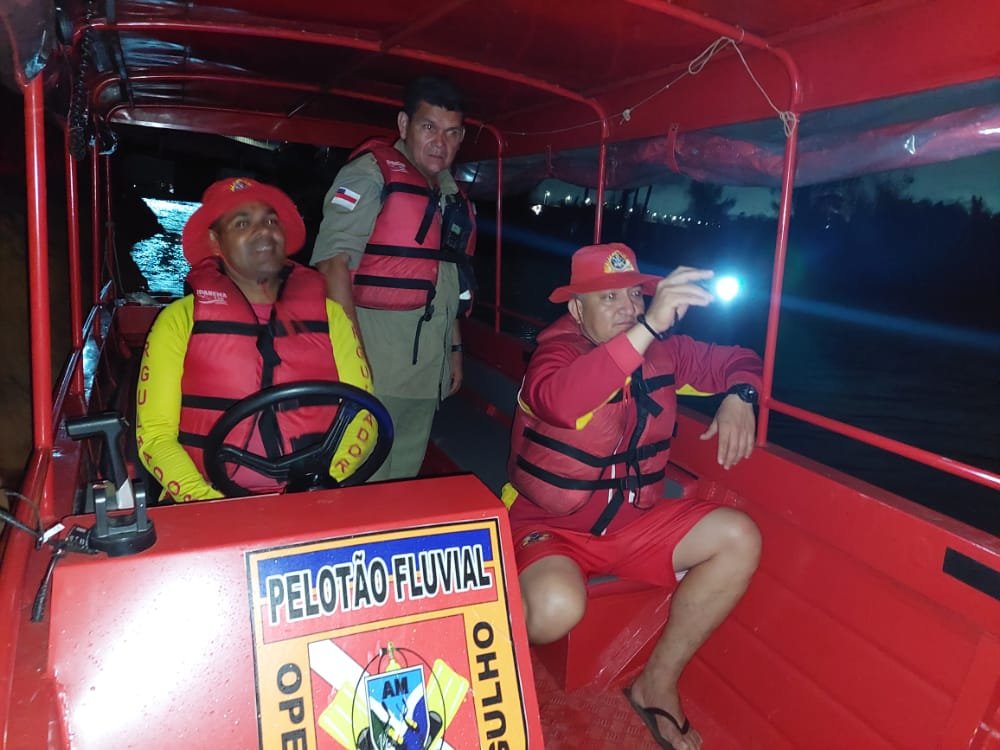 O Corpo de Bombeiros Militar do Amazonas informa que as buscas pelo paraquedista Luiz Henrique Cardelli continuam na noite deste sábado.