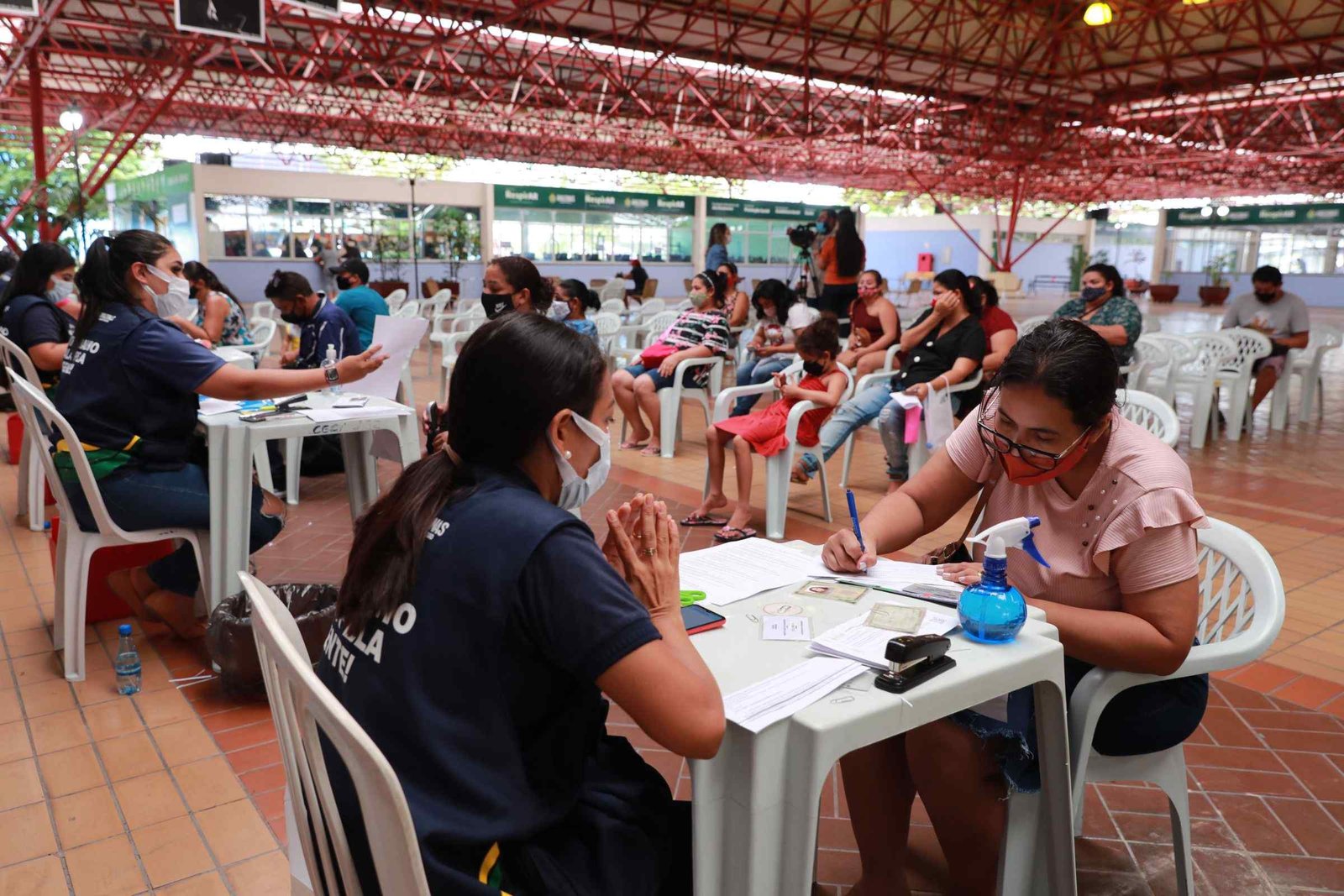 O Governo do Amazonas iniciou, nesta segunda-feira (04/04), a nova etapa de entregas dos cartões do Auxílio Estadual permanente em Manaus.