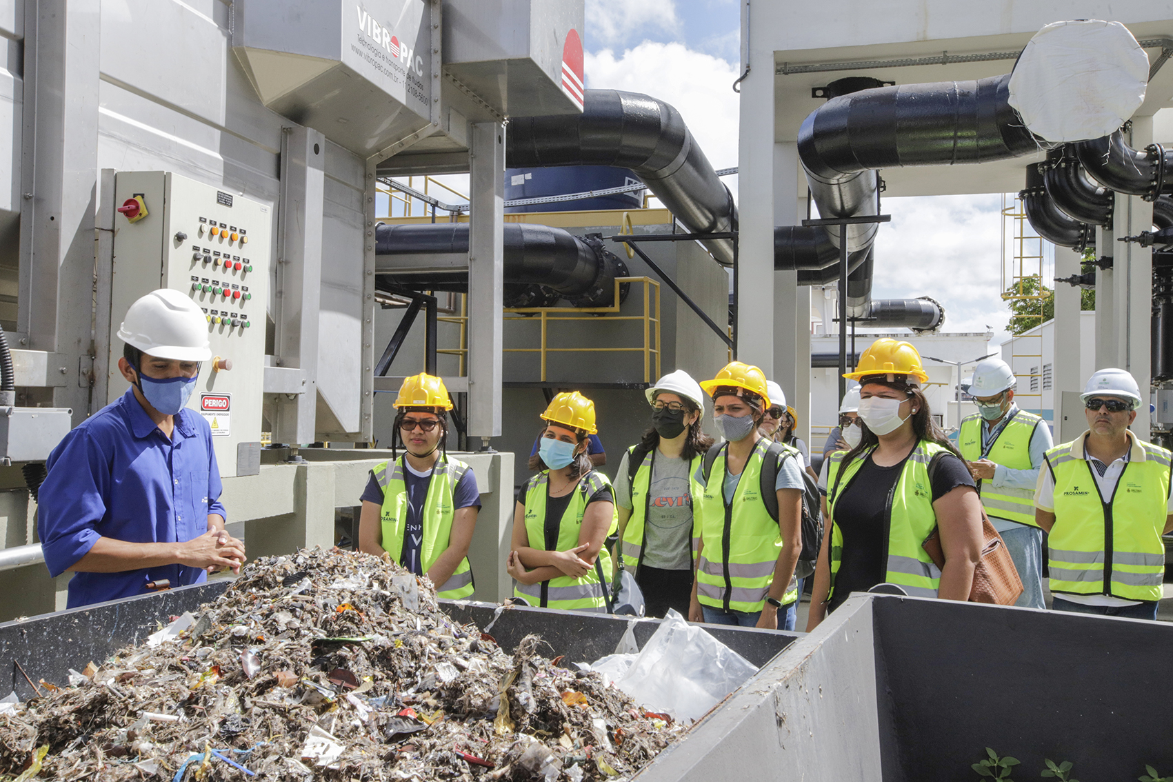 O  projeto “Tô na Obra” levou alunos de engenharia civil da UFAM para uma visita guiada à Estação de Tratamento de Esgoto Waldir Santos Brito.