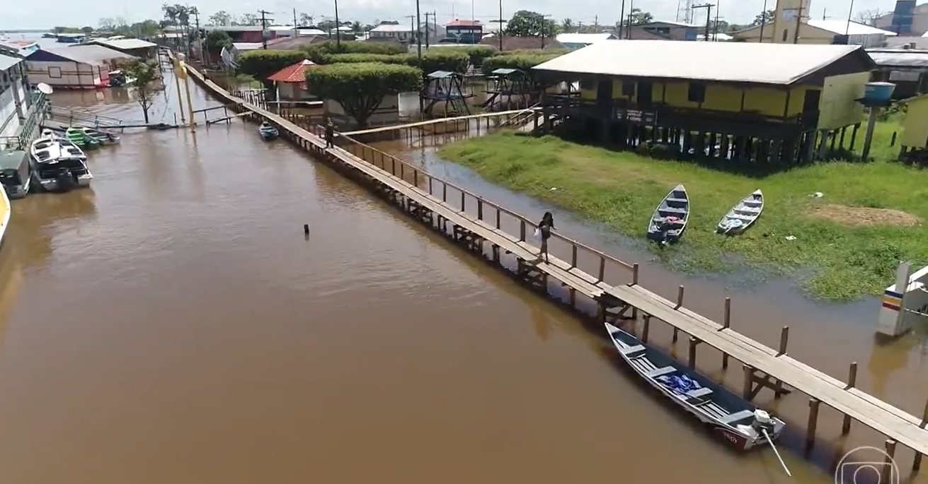 Quase todas as cidades do Amazonas enfrentam as consequências das cheias. Dos 62 municípios do estado, 35 estão em situação de emergência.