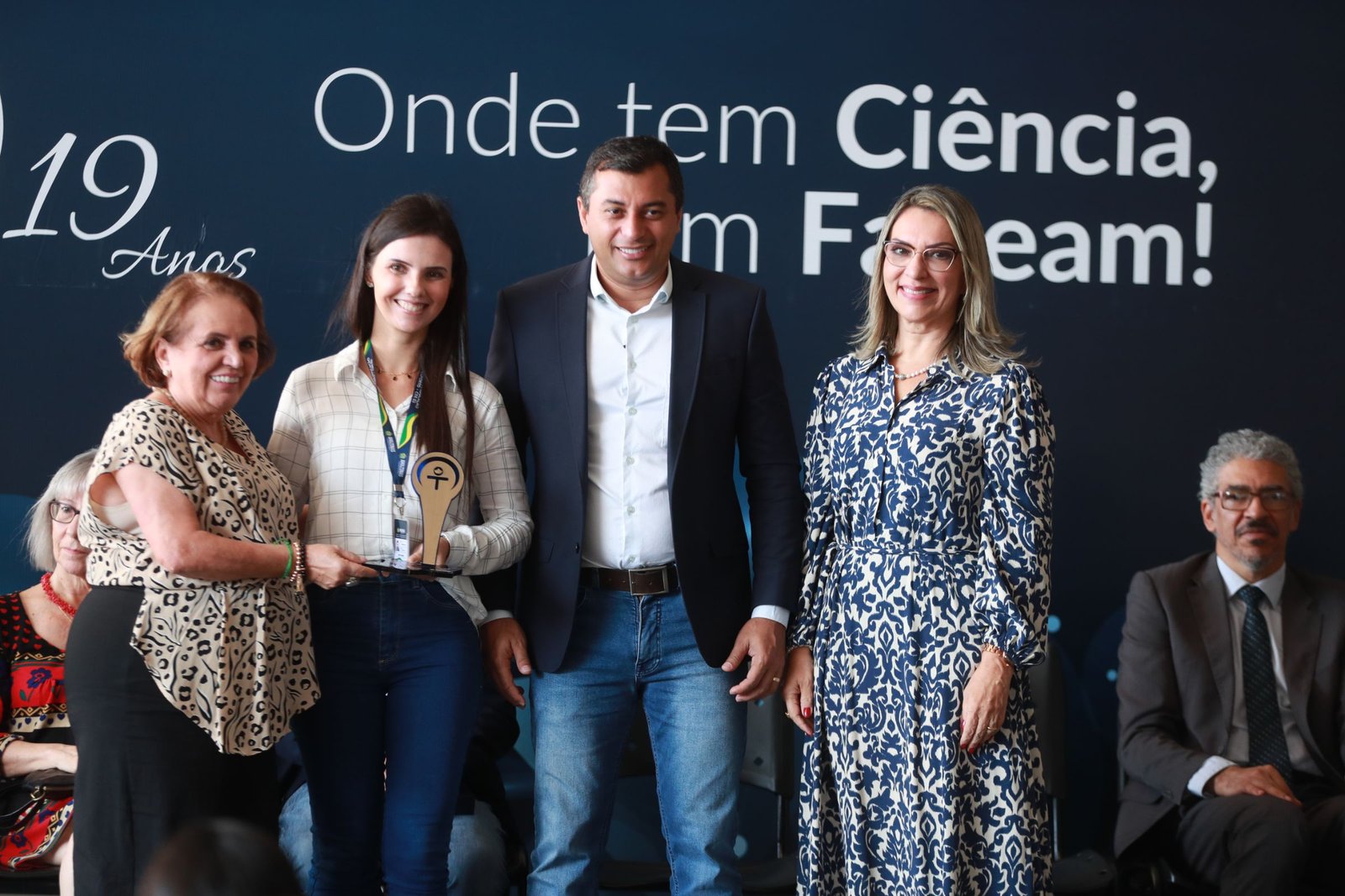 Transformar vidas por meio da ciência, desde a infância até o ensino superior, é o que norteia o Programa Ciência na Escola (PCE).