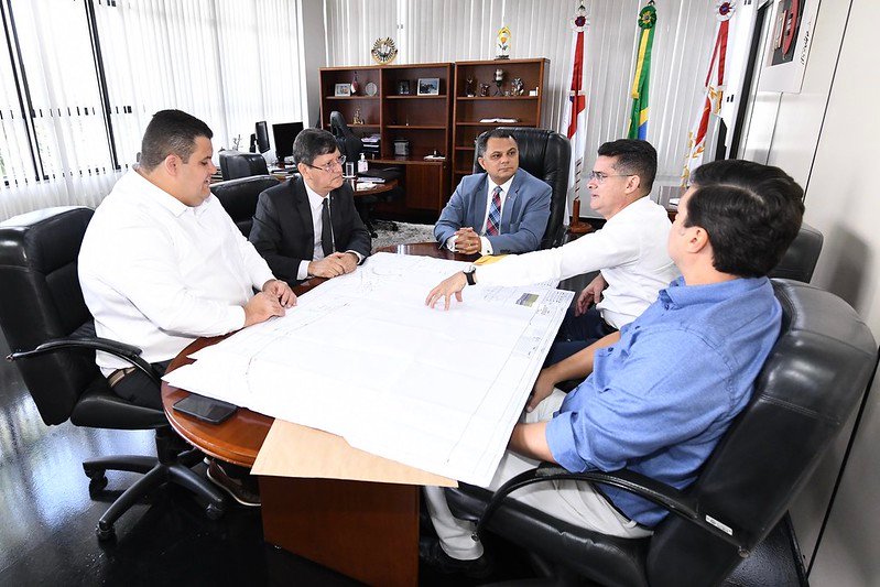 O prefeito de Manaus, David Almeida, tratou da implantação da nova ciclovia da avenida Coronel Teixeira, zona Oeste da capital.