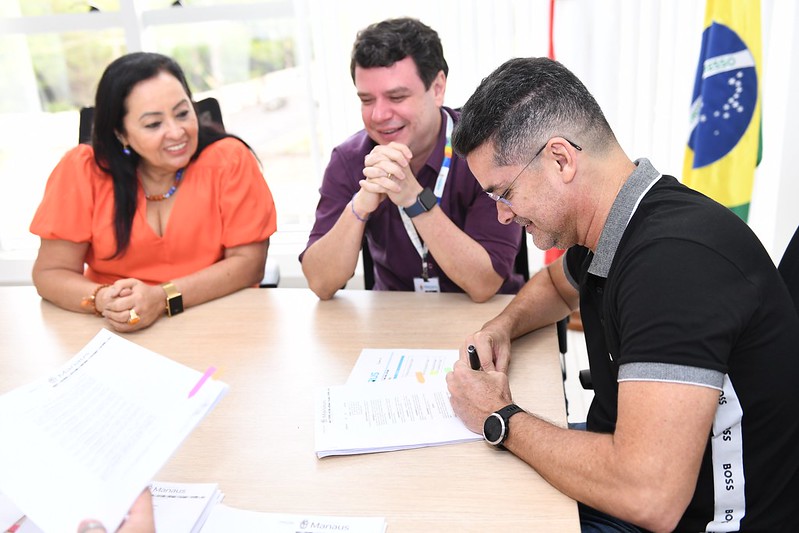 Como parte da política de valorização do servidor, o prefeito de Manaus, David Almeida, assinou o reajuste salarial de 11,73% para o Semsa.