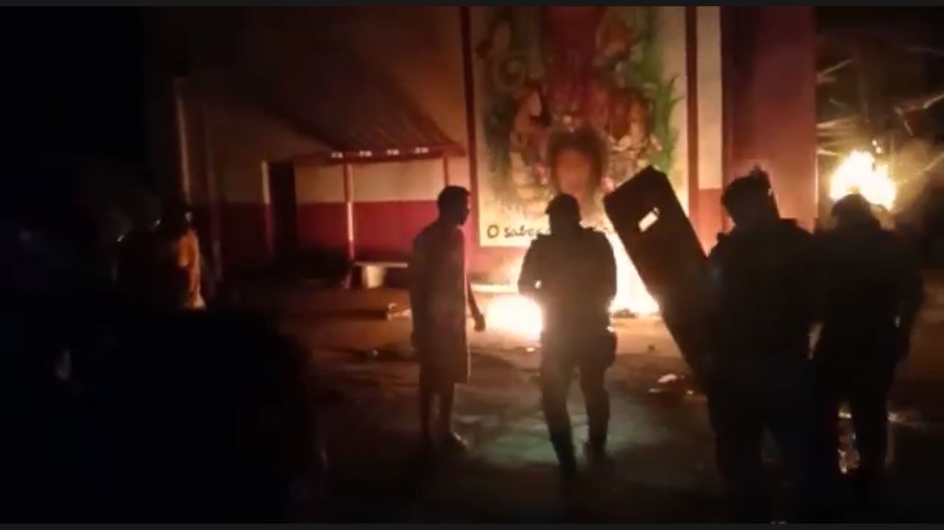 Após um dia de tensão, por falta de pagamento, trabalhadores do bumbá tacam fogo em alegorias que se apresentaram no festival.