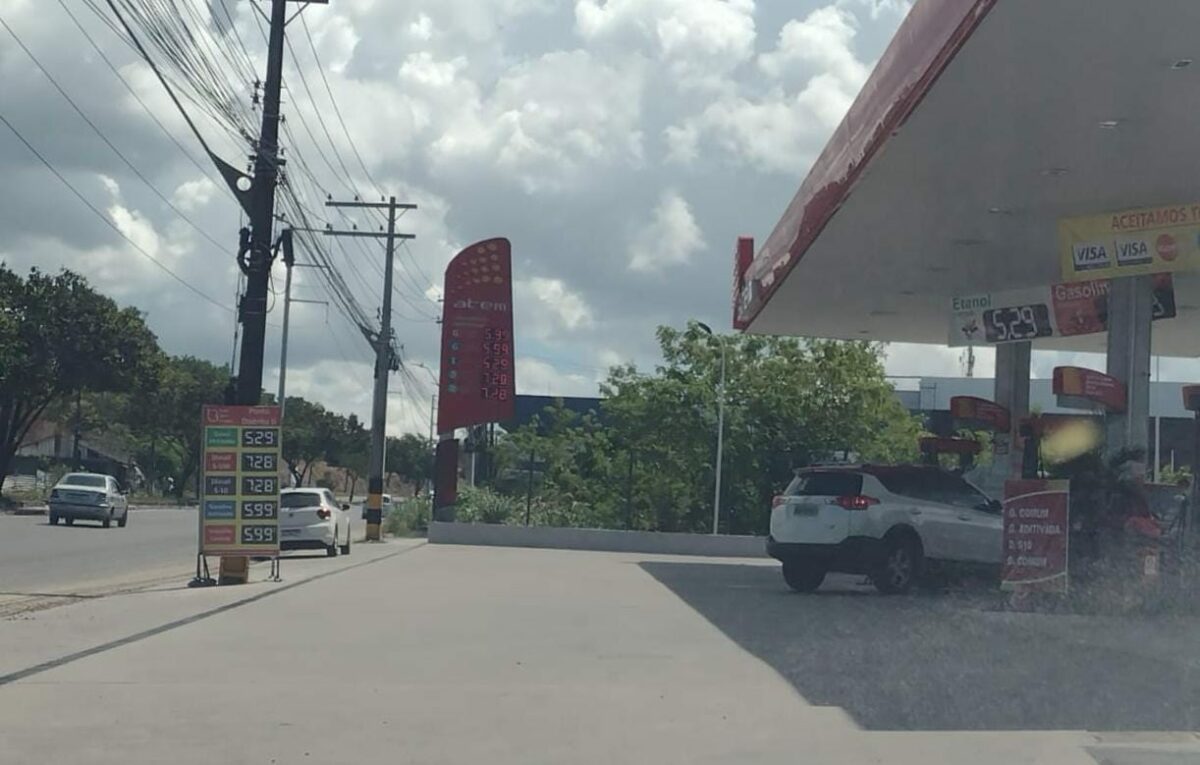 Devido à adoção do teto de ICMS pelos estados, a queda no preço da gasolina, enfim, chegou aos postos de combustíveis de Manaus.