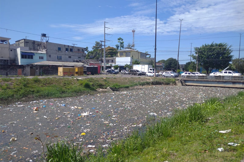 Lixo jogado no Igarapé da Cachoeirinha encobre novamente a água em trecho do córrego urbano apenas quatro dias após limpeza.