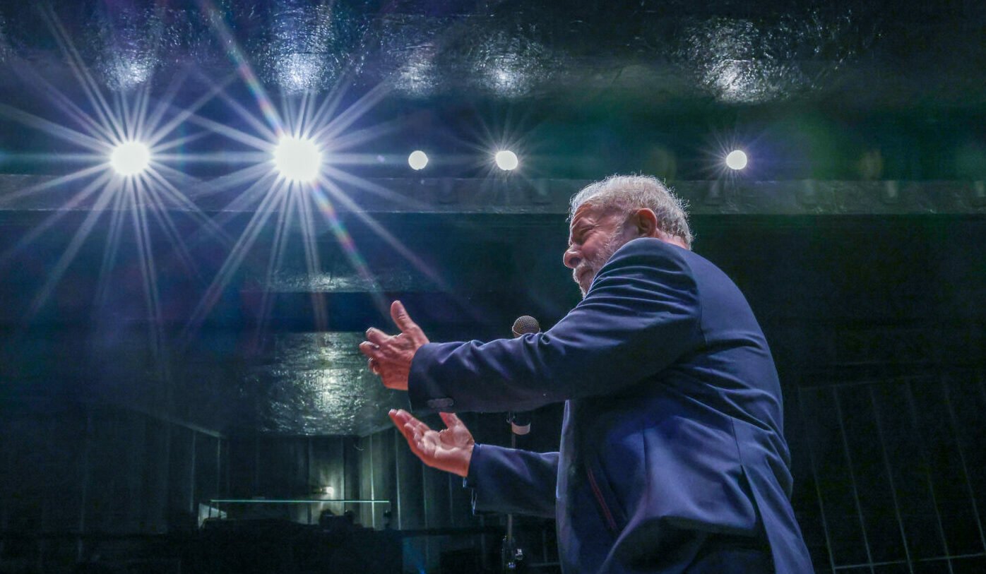 Em tom de ironia ao presidente Jair Bolsonaro, Sinésio disse que o ex-presidente não vem para fazer motociata, mas 