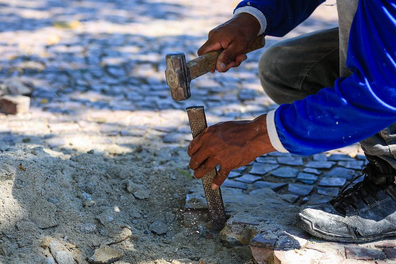Mais de 350 metros quadrados de pedras portuguesas que compõem o calçadão do complexo turístico da Ponta Negra.