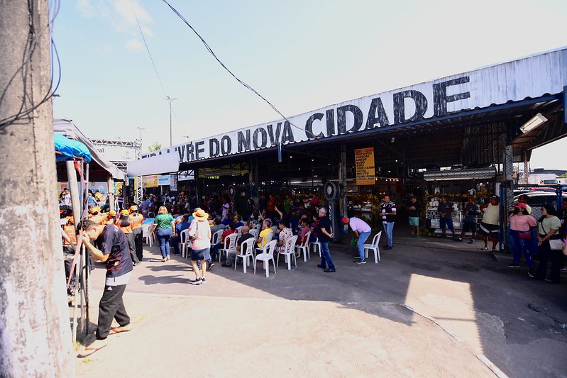  David Almeida, assinou, nesta quinta-feira, 11/8, a ordem de serviço para a reforma da feira municipal do Nova Cidade.