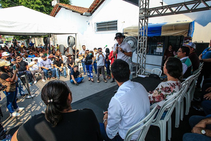O prefeito de Manaus, David Almeida, assinou a ordem de serviço para a revitalização da feira municipal Padre Rogério Ruvoletto.