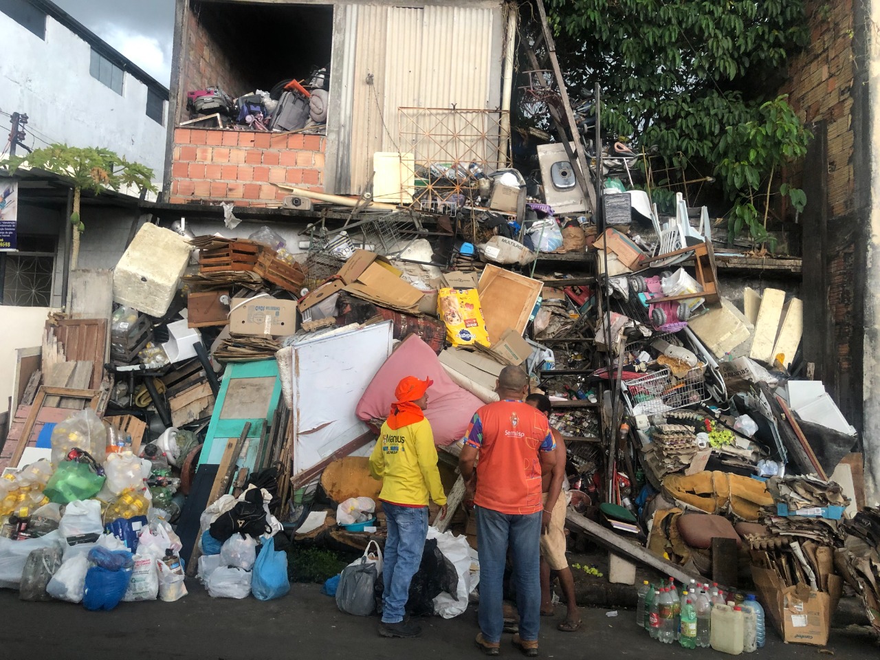 A Prefeitura de Manaus, por meio da Secretaria Municipal de Limpeza Urbana, realizou a limpeza da residência de um acumulador.