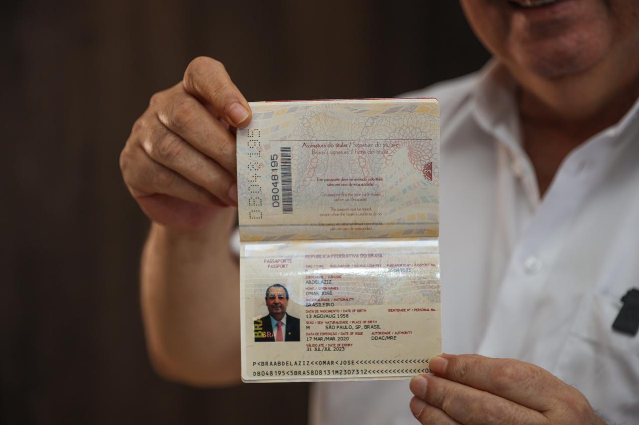 Arthur Neto afirmou que o senador Omar Aziz estava com o passaporte apreendido. Omar fez vídeo mostrando a regularidade do documento.