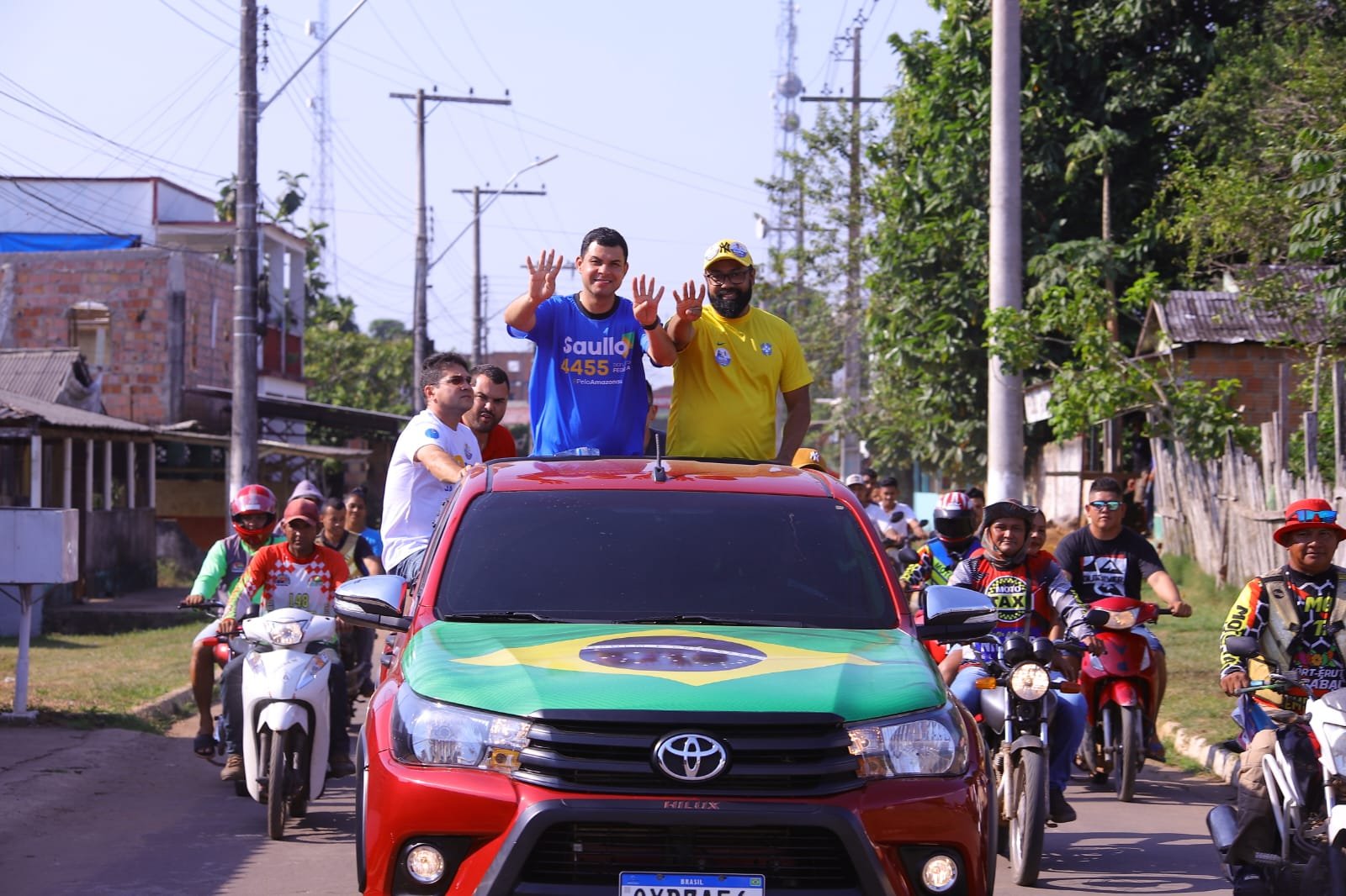 O candidato a deputado federal Saullo Vianna (UB) participou, na noite desta quarta-feira (31), de uma carreata em Rio Preto da Eva.