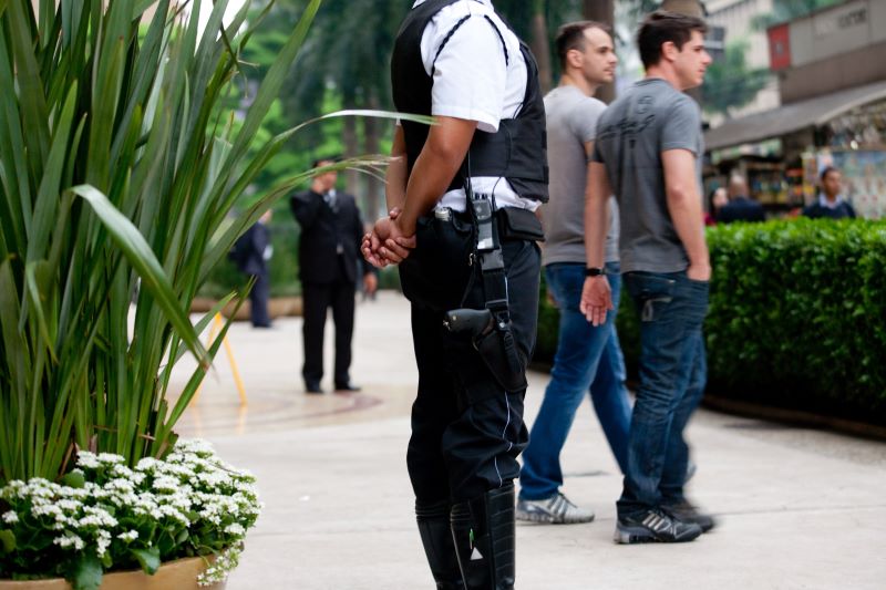 Multa de até R$ 90 mil para infrações cometida por vigilantes envolvendo discriminação como de origem, sexo ou cor.