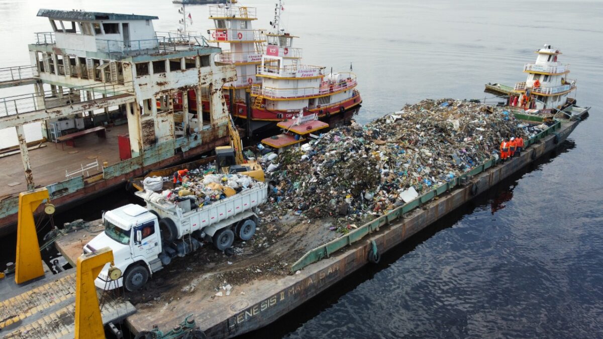 Isso foi o que a Prefeitura de Manaus conseguiu retirar de garrafas pet e descartáveis do rio e igarapés