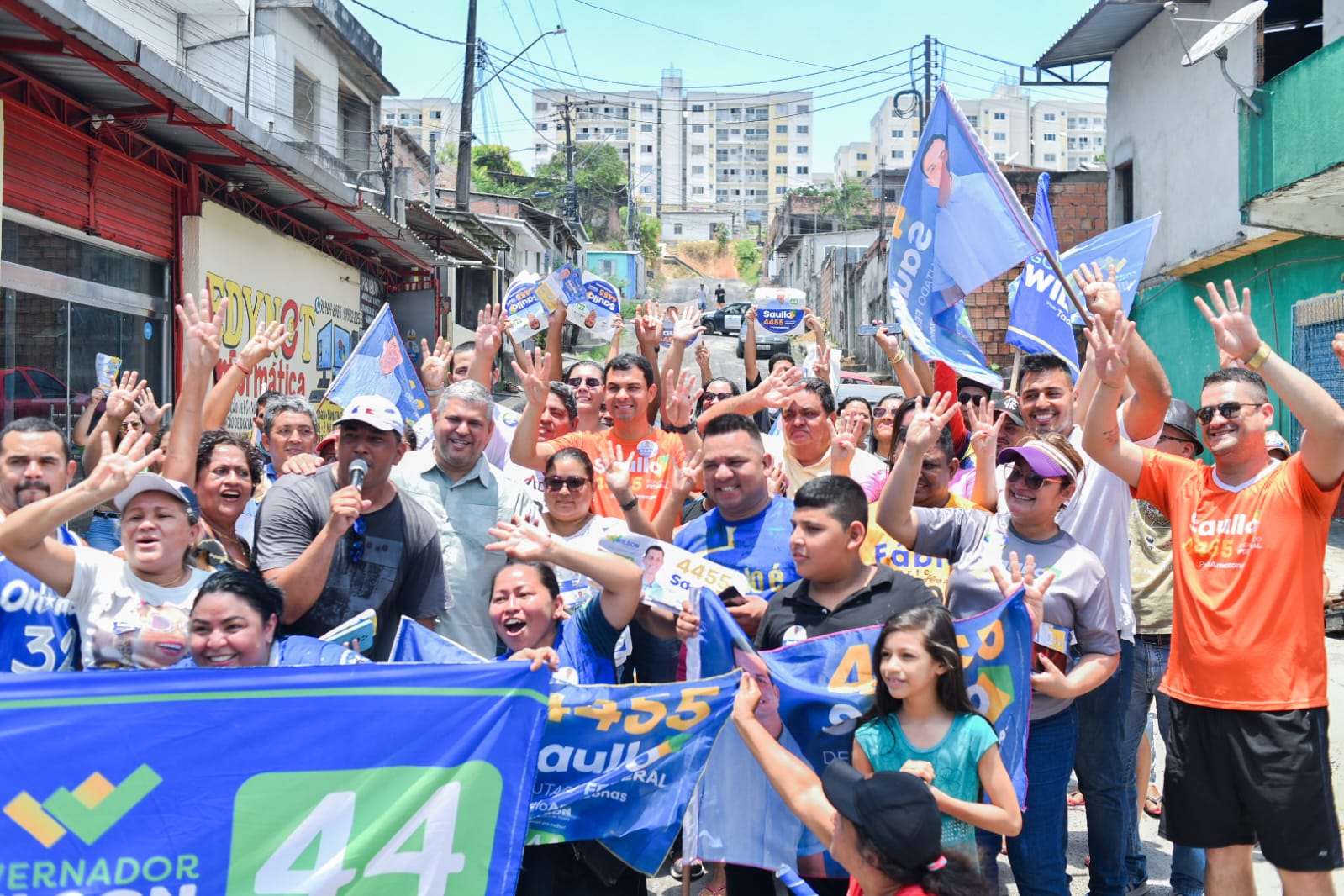 Na manhã deste sábado (24), foi a vez do bairro Novo Reino, zona leste de Manaus, receber a caminhada do deputado Saullo Vianna (UB).