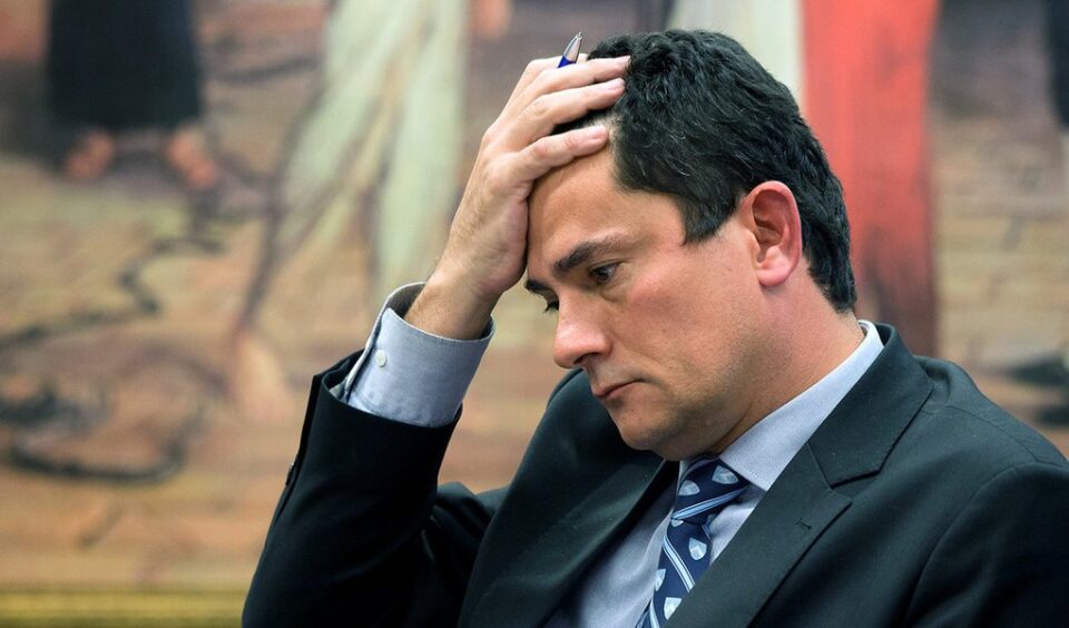 A Justiça Eleitoral cumpriu mandados de busca e apreensão de materiais de campanha na casa de Sergio Moro (União Brasil).