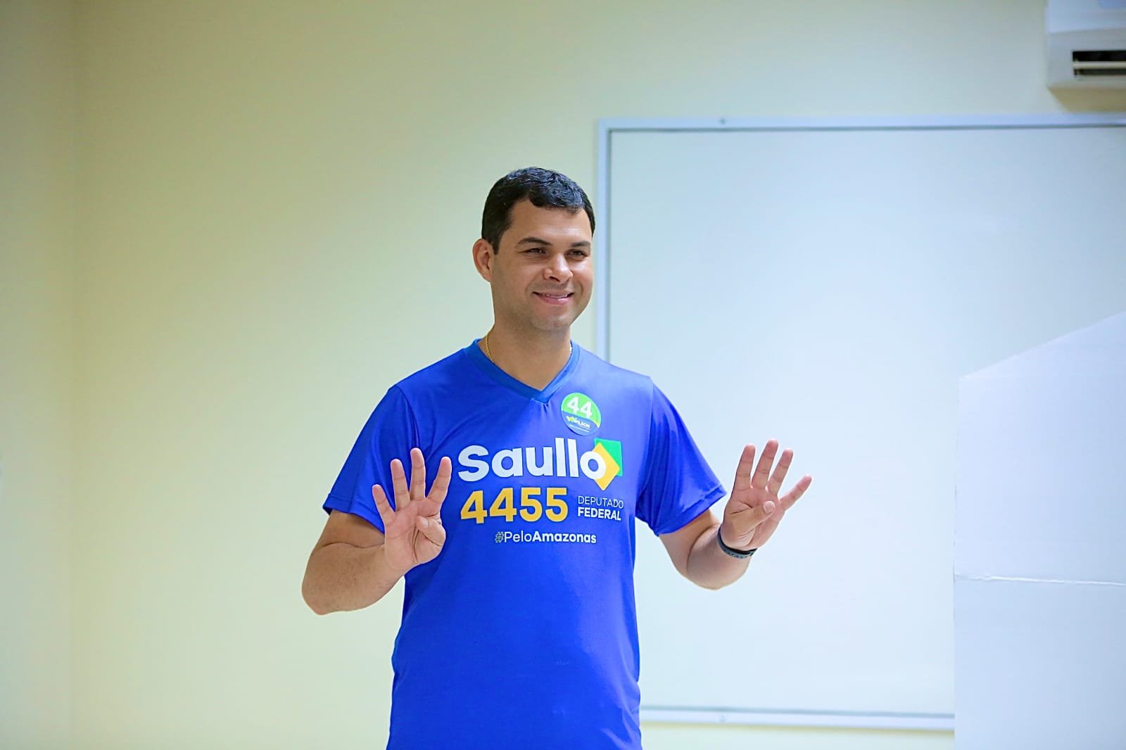 O deputado estadual Saullo Vianna (UB) votou, no início da tarde deste domingo (2), em uma universidade no bairro Nossa Senhora das Graças
