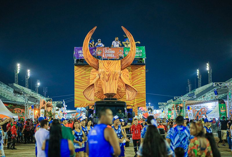 David Almeida comemorou, à meia noite, o aniversário de 353 anos da capital amazonense ao lado de mais de 30 mil brincantes.