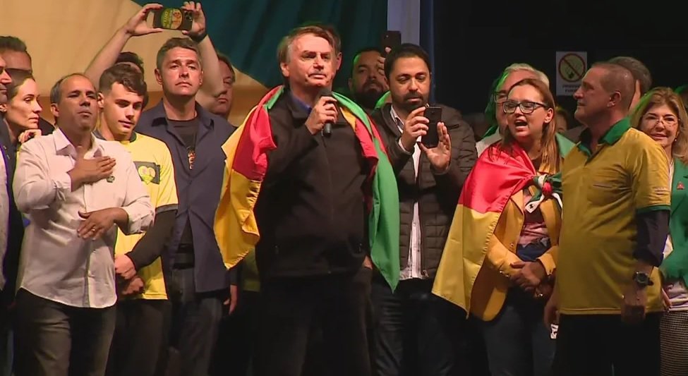 O presidente voltou a colocar em dúvida a segurança das urnas e se mostrou inconformado com o desempenho do seu oponente Lula da Silva