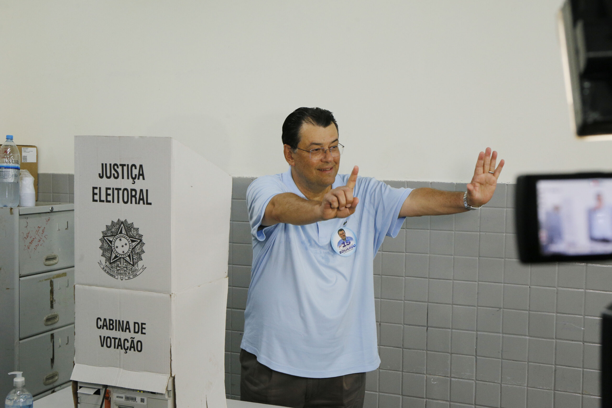 Senador, candidato ao Governo do Estado, votou cedo em escola municipal no bairro Santo Agostinho, em Manaus. Se disse confiante na vitória.