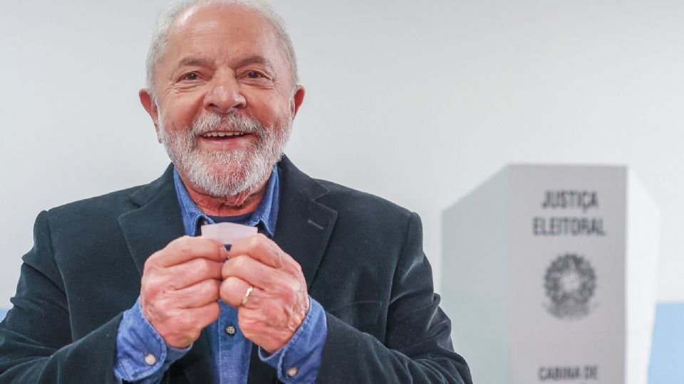 No primeiro turno, segundo apuração do TSE, Lula obteve 48,4% dos votos e Bolsonaro 43,2%