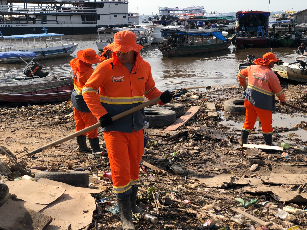 A Prefeitura de Manaus, por meio da Semulsp, recolheu grande quantidade de sujeira depositada na orla da Manaus Moderna.