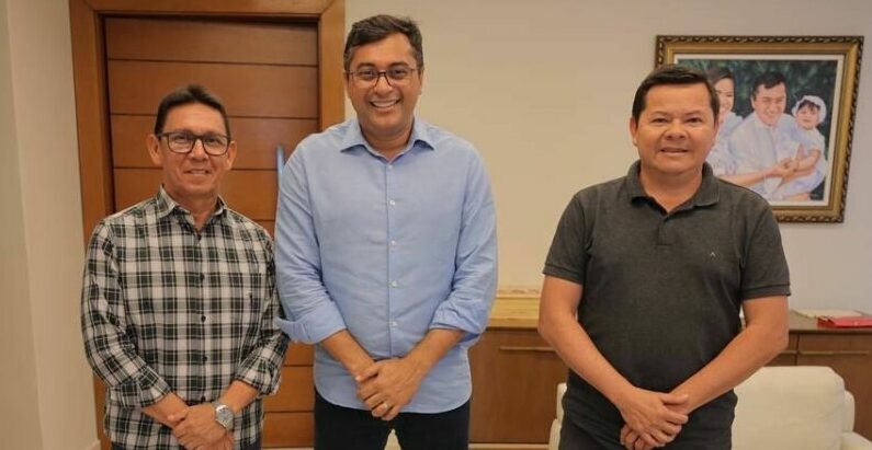 Prefeitos de dois municípios que deram vitórias ao candidato do MDB, Eduardo Braga, no interior, desembarcaram da campanha no segundo turno.