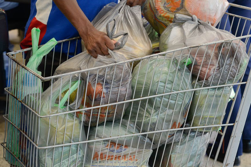 A venda ou a distribuição gratuita de sacolas plásticas estão proibidas a partir desta quinta-feira (20) nos estabelecimentos comerciais de Manaus.