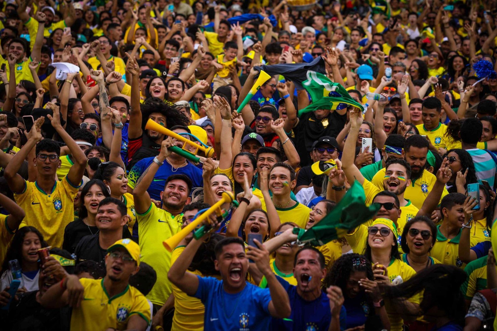 Palco de Copa do Mundo, espaço esportivo reuniu torcedores que vibraram com vitória do Brasil por 2 a 0 contra Sérvia