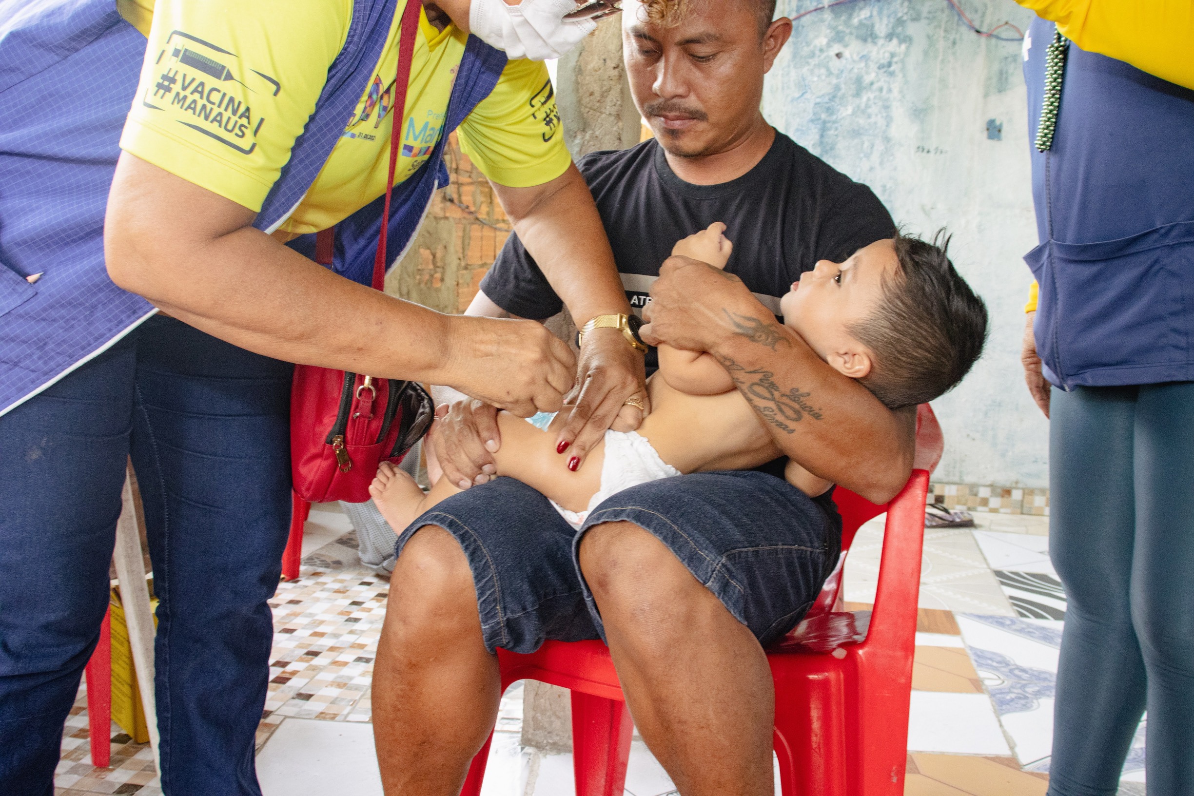A Prefeitura de Manaus inicia a vacinação de crianças de seis meses a menores de 3 anos (2 anos, 11 meses e 29 dias) contra a Covid-19.
