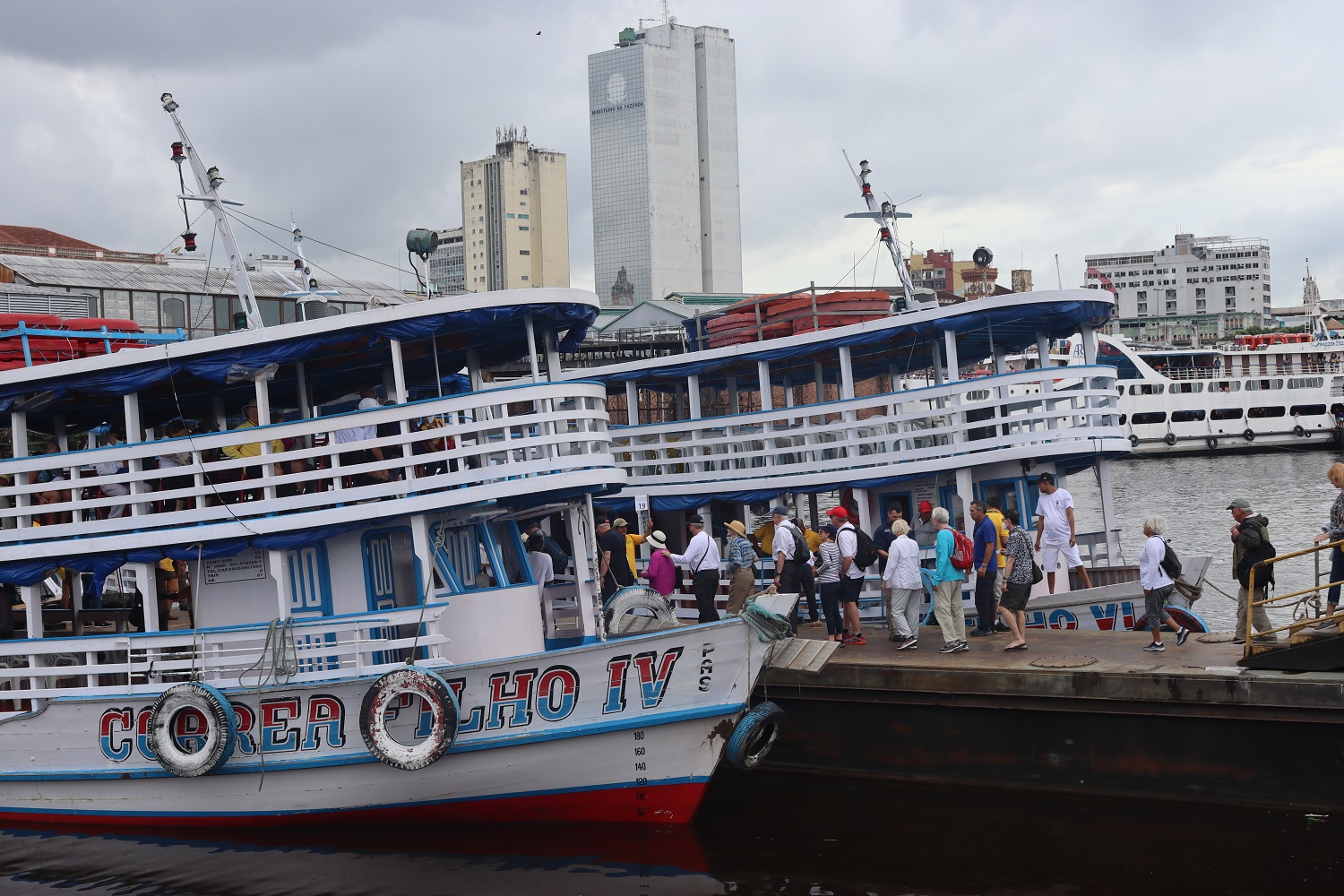 O navio MS Marina, da companhia marítima Oceania Cruises, atracou na capital amazonense com 2.247 cruzeiristas