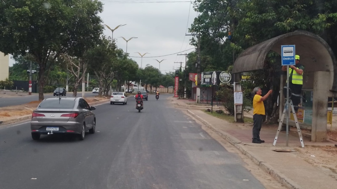 Em mais uma etapa de instalações e substituições de placas de paradas de ônibus, a Prefeitura de Manaus, por meio do IMMU.