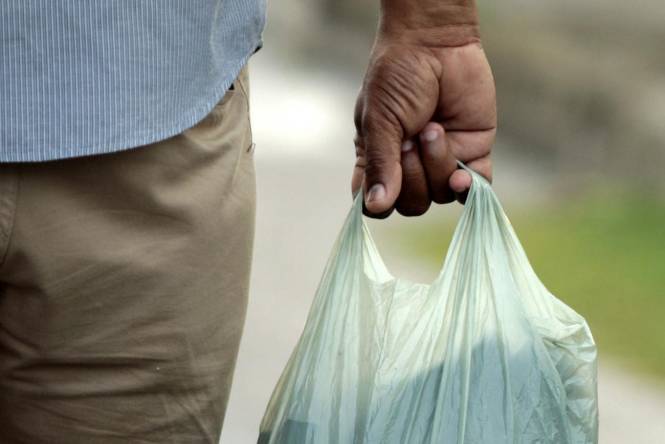 Foi sancionado o PL nº  6.077 que proíbe a venda de sacolas plásticas em todos os estabelecimentos comerciais do Amazonas.