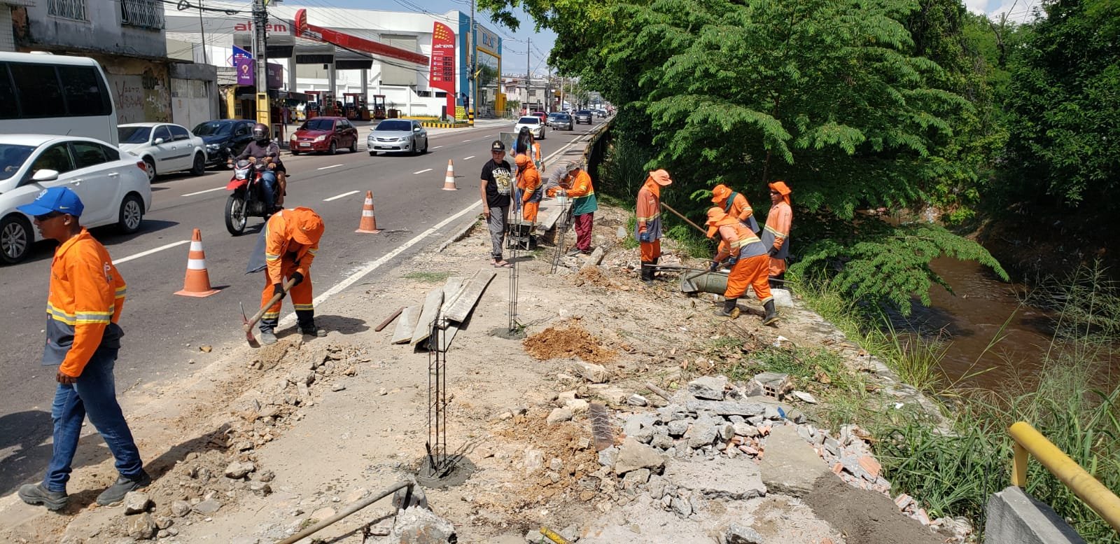 A Prefeitura de Manaus realizou no igarapé do Franco, no bairro Compensa, zona Oeste, trabalhos de restauração de calçadas e meios-fios.