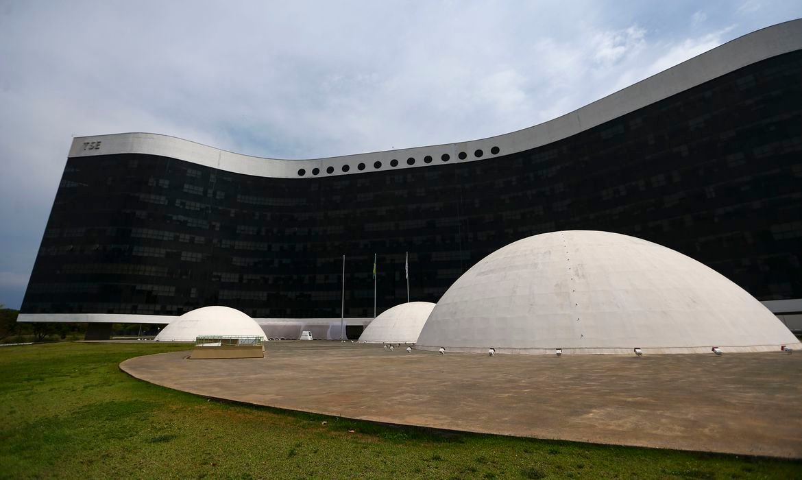 O presidente eleito Luiz Inácio Lula da Silva e o vice-presidente eleito Geraldo Alckmin serão diplomados em seus cargos nesta segunda-feira.