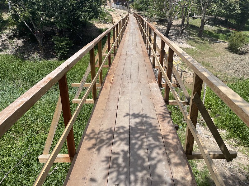 A Prefeitura de Manaus concluiu a obra de construção de uma ponte em madeira, com aproximadamente 120 metros de extensão.