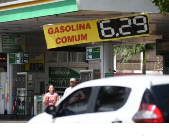 Postos elevaram preço da gasolina justificando que Lula não prorrogaria isenção de combustíveis, mas petista manteve renúncia fiscal