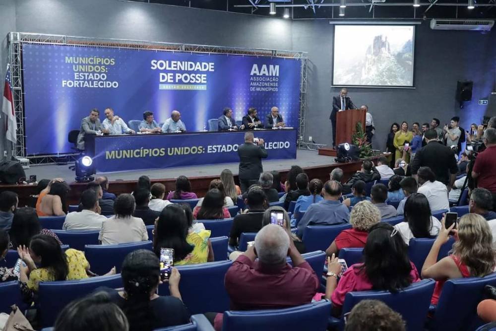 A nova diretoria da Associação Amazonense de Municípios (AAM) tomou posse oficialmente hoje, em solenidade que reuniu autoridades, diversos prefeitos do interior do Amazonas, a imprensa e convidados.