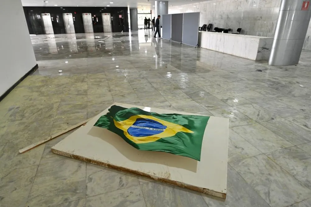 Brasília amanheceu com os vestígios dos ataques de criminosos apoiadores do ex-presidente Jair Bolsonaro (PL) contra as sedes dos Três Poderes