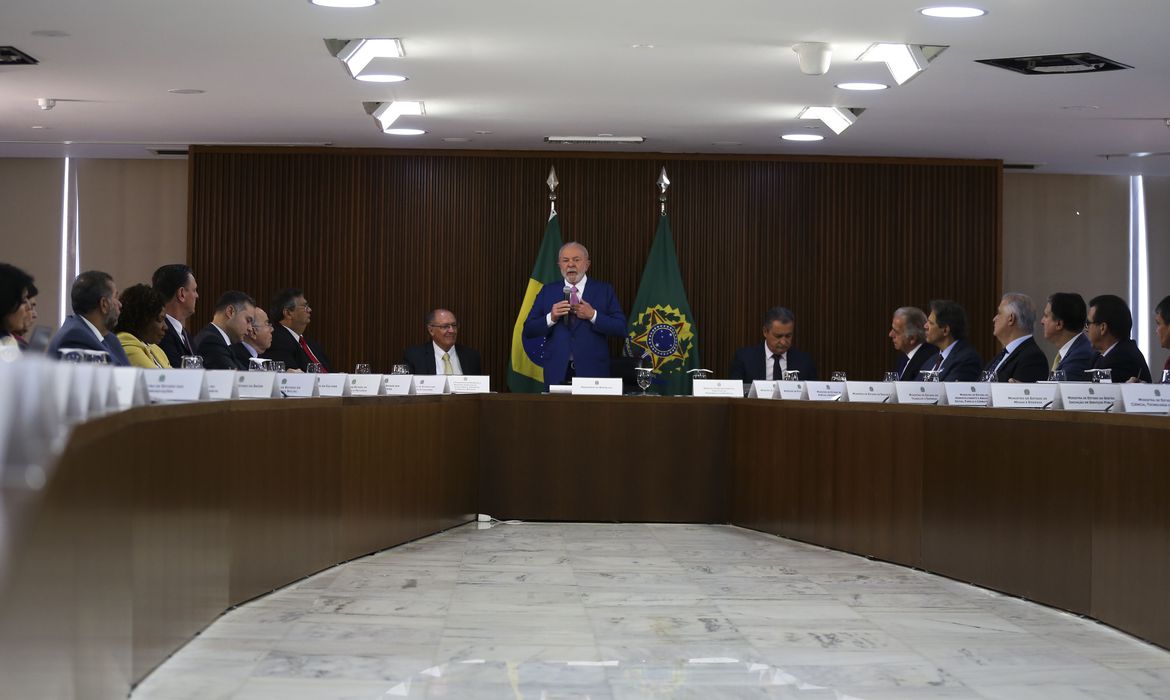 O presidente Luiz Inácio Lula da Silva coordena a primeira reunião ministerial de seu governo, no Palácio do Planalto